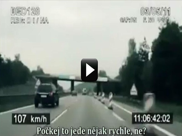 česká policie se snaží dohonit cyklistu